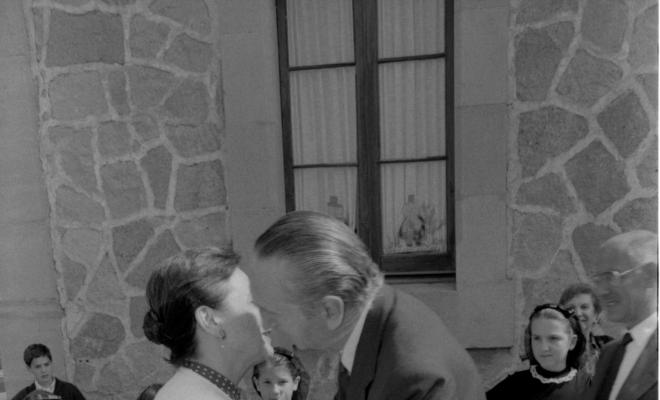 Festa Verdaguer. Recepció d'autoritats. Marta Ferrussola, primera dama de Catalunya, i Joaquim Xicoy i Bassegoda, president del Parlament de Catalunya