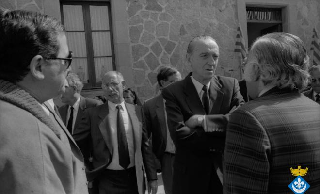 Festa Verdaguer. Recepció d'autoritats. Joaquim Xicoy i Bassegoda, expresident del Parlament de Catalunya i Miquel Masramon Tenas, alcalde de Folgueroles
