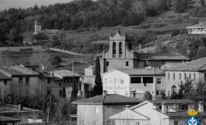 Perspectives de Folgueroles, al fons l'ermita de la Damunt