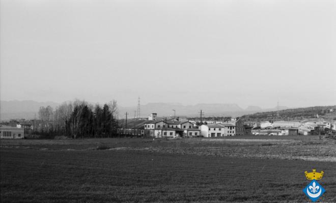 Perspectives de Folgueroles. La fàbrica en primer terme