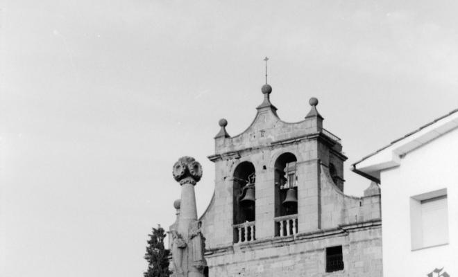 Perspectives de Folgueroles. Església de Santa Maria de Folgueroles i pedró de mossèn Cinto