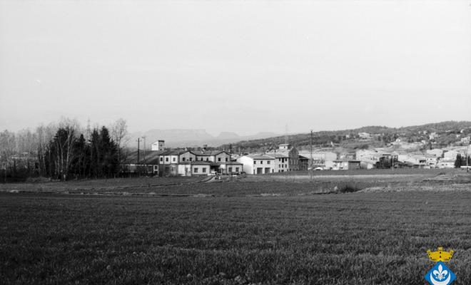 Perspectives de Folgueroles. La fàbrica en primer terme
