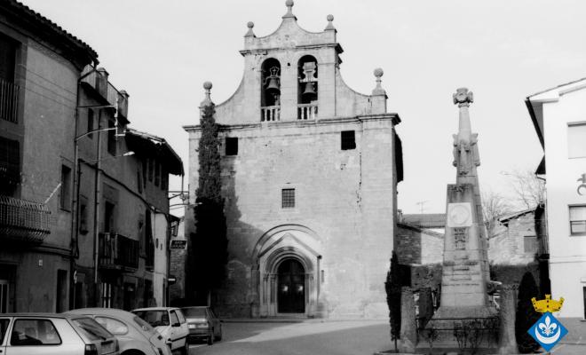 Perspectives de Folgueroles. Església de Santa Maria de Folgueroles i pedró de mossèn Cinto