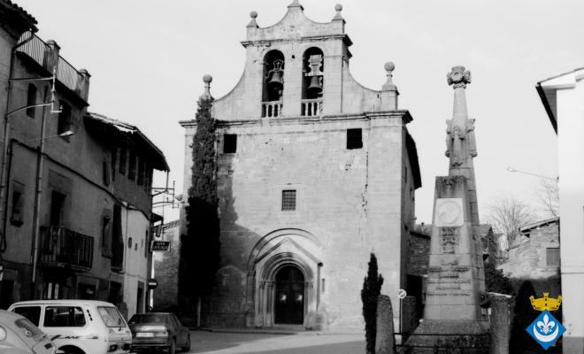 Perspectives de Folgueroles. Església de Santa Maria de Folgueroles i pedró de mossèn Cinto
