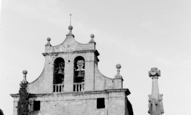 Perspectives de Folgueroles. Església de Santa Maria de Folgueroles i pedró de mossèn Cinto