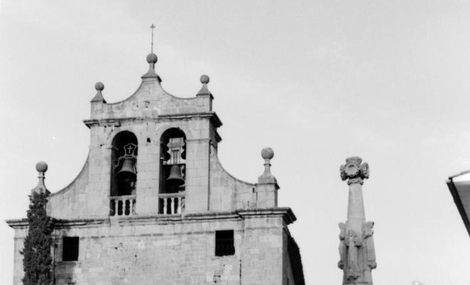 Perspectives de Folgueroles. Església de Santa Maria de Folgueroles i pedró de mossèn Cinto