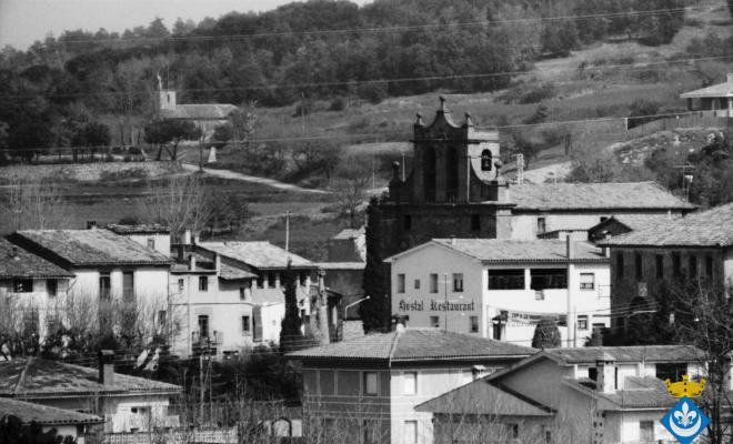 Perspectives de Folgueroles, al fons l'ermita de la Damunt