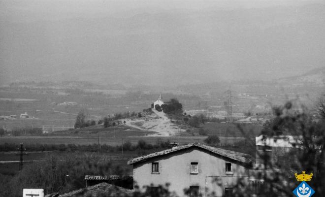 Perspectives de Folgueroles. Ermita de Sant Jordi de Puigseslloses, en primer terme les Codinoies