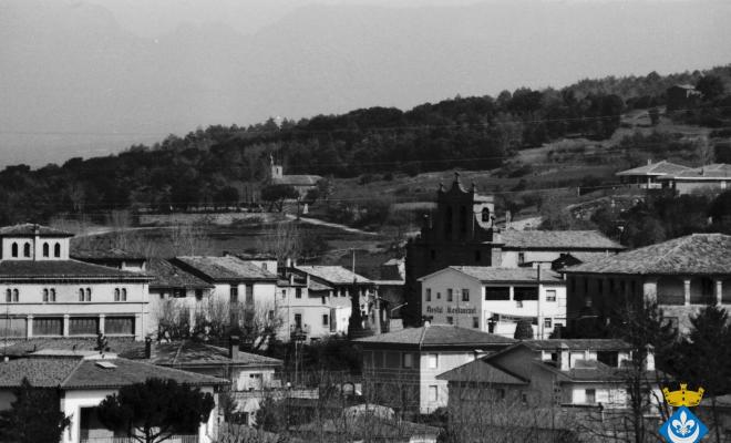 Perspectives de Folgueroles, al fons l'ermita de la Damunt