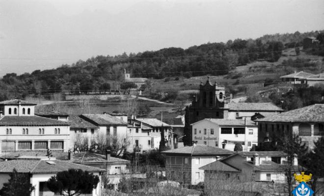 Perspectives de Folgueroles, al fons l'ermita de la Damunt