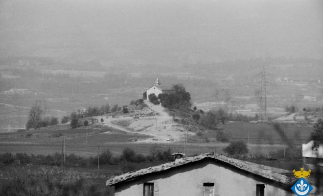 Perspectives de Folgueroles. Ermita de Sant Jordi de Puigseslloses, en primer terme les Codinoies