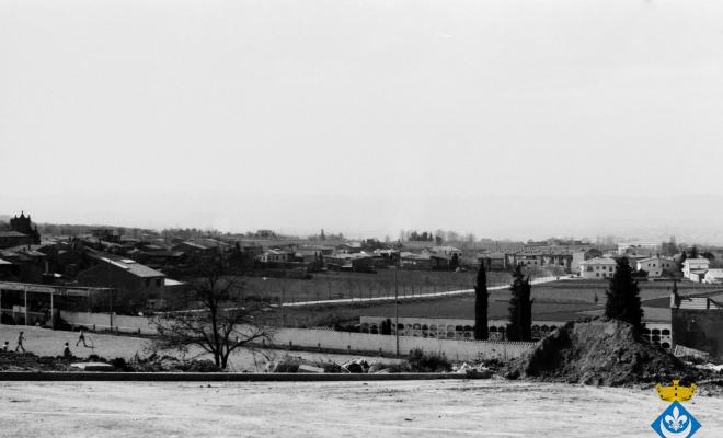 Perspectives de Folgueroles. En primer terme camp de futbol i urbanització dels carrers de la urbanització la Roca