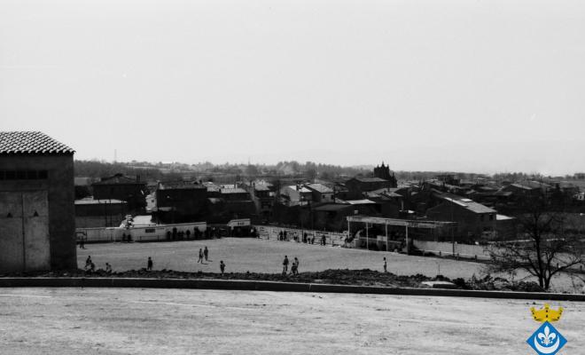 Perspectives de Folgueroles. En primer terme camp de futbol i urbanització dels carrers de la urbanització la Roca