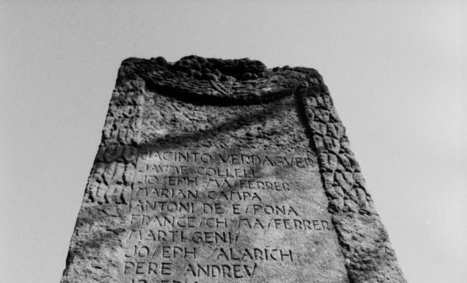 Indrets ruta Verdagueriana. Font del Desmai. Monòlit de la font del Desmai