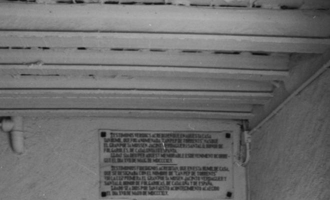 Ruta Verdagueriana. Placa a l'interior de la casa de Cal Doctor, primera casa durant la infantesa de mossèn Cinto Verdaguer