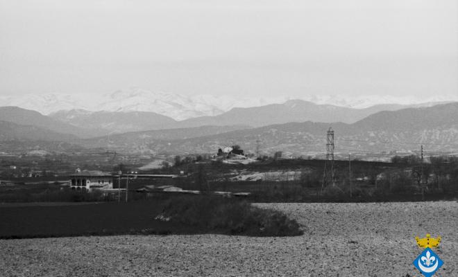 Perspectiva de Sant Jordi de Puigseslloses amb el Pirineu al fons