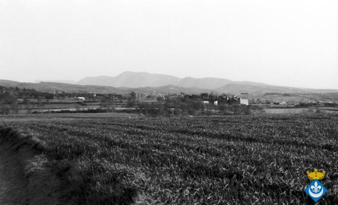 Camps, convent de Sant Tomàs amb el Montseny al fons
