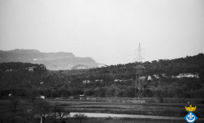 Camps de conreu a la carretera de Tavèrnoles, amb el castell de Savassona al fons
