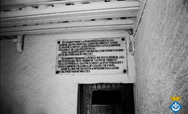Placa commemorativa casa, anomenada Cal Doctor, on va viure  Mossèn Cinto Verdaguer