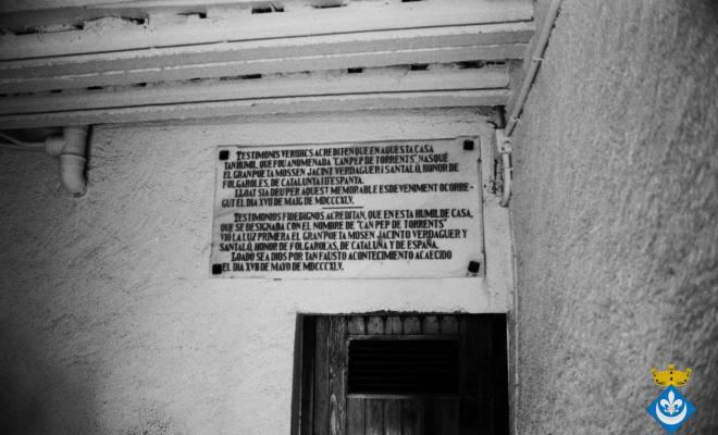 Placa commemorativa casa, anomenada Cal Doctor, on va viure  Mossèn Cinto Verdaguer