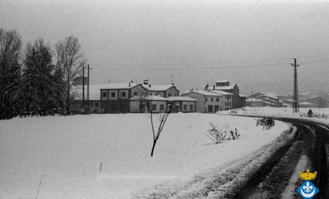 Nevada a Folgueroles. Entrada al poble per la carretera de Vic amb la fàbrica en primer terme