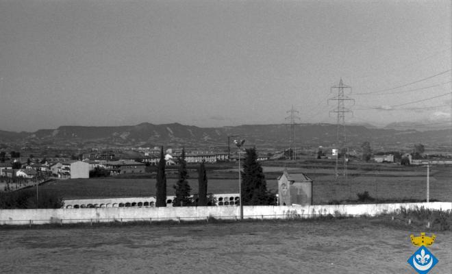 Panoràmica de Folgueroles. En primer terme el camp de futbol i el cementiri