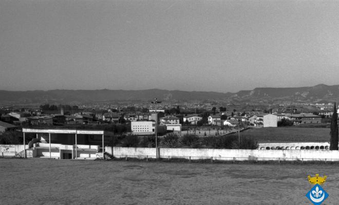 Panoràmica de Folgueroles. En primer terme el camp de futbol i el cementiri