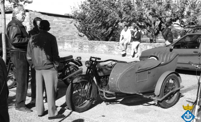 Trobada de motos antigues a la plaça de les Acàcies