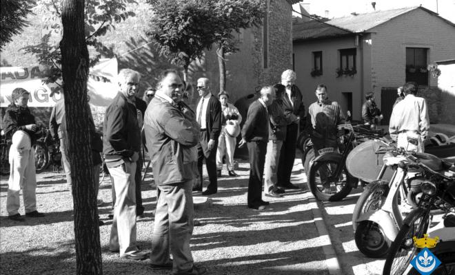 Trobada de motos antigues a la plaça de les Acàcies