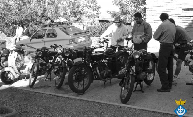 Trobada de motos antigues a la plaça de les Acàcies