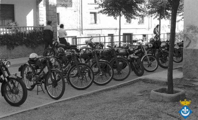 Trobada de motos antigues a la plaça de les Acàcies