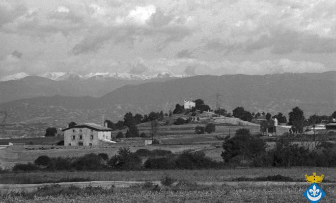 Casanova dels Frares, ermita de Sant Jordi de Puigseslloses i el Pirineu nevat al fons