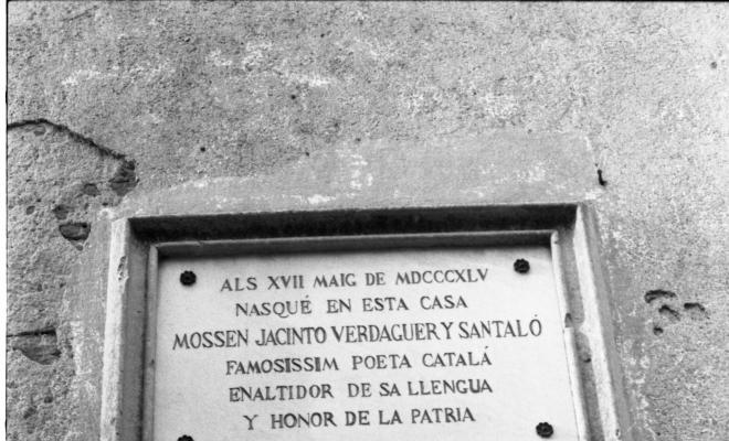 Placa casa natal de mossèn Cinto Verdaguer al carrer Sant Jordi