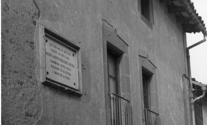 Placa casa natal de mossèn Cinto Verdaguer al carrer Sant Jordi