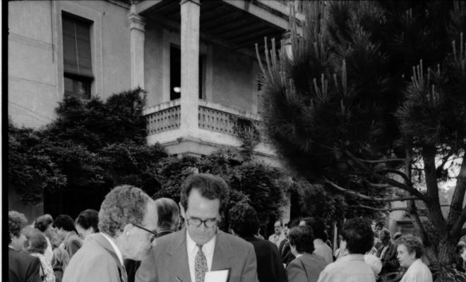 Festa Verdaguer a Vil·la Joana. Inauguració del monument de l'Àlbula. Ricard Torrents signant un llibre