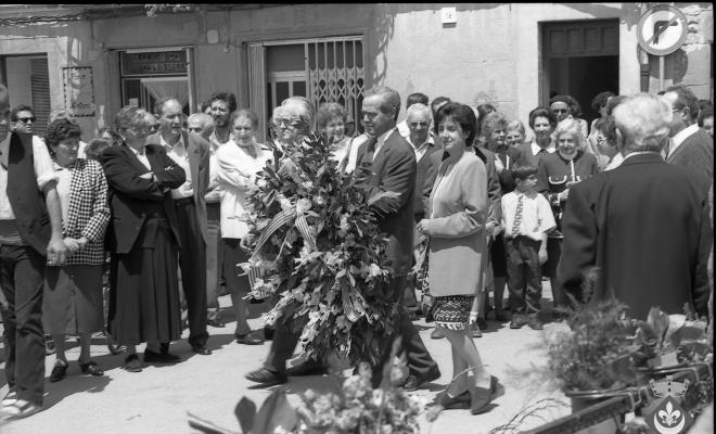 Ofrena floral al pedró de mossèn Cinto per la Festa Verdaguer. Gil Orriols, acalde de Folgueroles, Maria Homs, presidenta d'Amics de Verdaguer