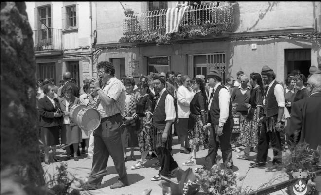 Ofrena floral al pedró de mossèn Cinto per la Festa Verdaguer