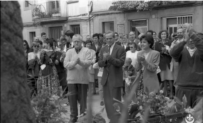Ofrena floral al pedró de mossèn Cinto per la Festa Verdaguer. Gil Orriols, acalde de Folgueroles, Maria Homs, presidenta d'Amics de Verdaguer