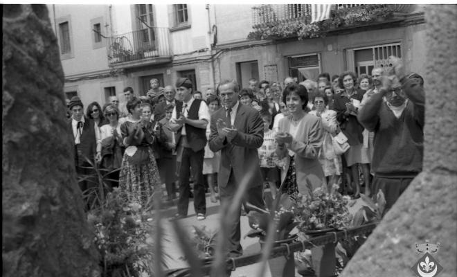 Ofrena floral al pedró de mossèn Cinto per la Festa Verdaguer. Gil Orriols, acalde de Folgueroles, Maria Homs, presidenta d'Amics de Verdaguer