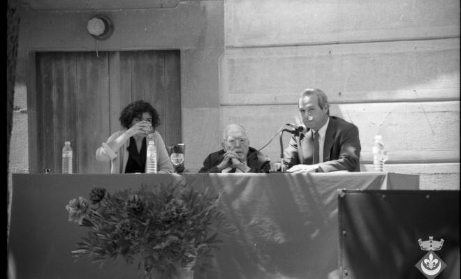 Parlaments institucionals de Festa Verdaguer a càrrec del pare Maür Boix, monjo de Montserrat, presentant el llibre Montserrat. Llegenda de Montserrat. Llegendari, cançons, odes. Gil Orriols, alcalde de Folgueroles, Carme Torrents, directora de la casa