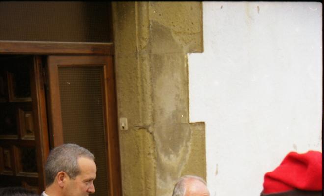 Ofrena floral al pedró de mossèn Cinto per la Festa Verdaguer. Gil Orriols, acalde de Folgueroles, Maria Homs, presidenta d'Amics de Verdaguer, i el rector Ramon Besora