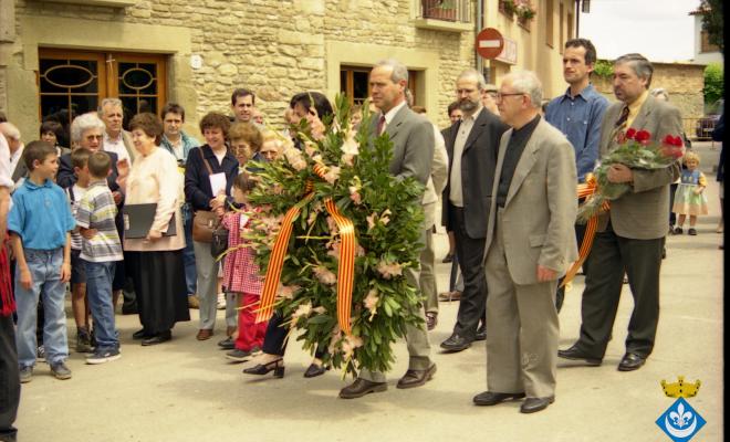 Ofrena floral al pedró de mossèn Cinto per la Festa Verdaguer. Gil Orriols, acalde de Folgueroles, Maria Homs, presidenta d'Amics de Verdaguer, el rector Ramon Besora, Josep Maria Font, regidor de Vic, Just Palma, regidor de Vic