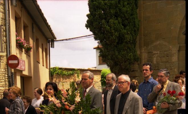 Ofrena floral al pedró de mossèn Cinto per la Festa Verdaguer. Gil Orriols, acalde de Folgueroles, Maria Homs, presidenta d'Amics de Verdaguer, el rector Ramon Besora, Josep Maria Font, regidor de Vic, Just Palma, regidor de Vic
