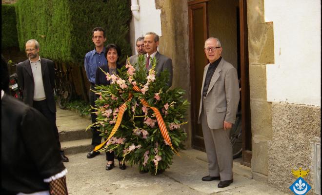 Ofrena floral al pedró de mossèn Cinto per la Festa Verdaguer. Gil Orriols, acalde de Folgueroles, Maria Homs, presidenta d'Amics de Verdaguer, el rector Ramon Besora, Josep Maria Font, regidor de Vic, Just Palma, regidor de Vic