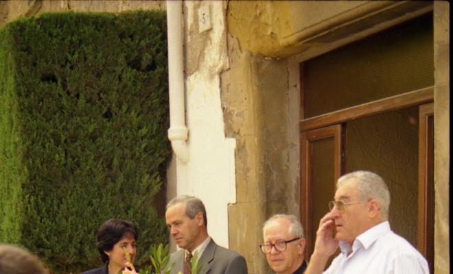 Ofrena floral al pedró de mossèn Cinto per la Festa Verdaguer. Gil Orriols, acalde de Folgueroles, Maria Homs, presidenta d'Amics de Verdaguer, i el rector Ramon Besora