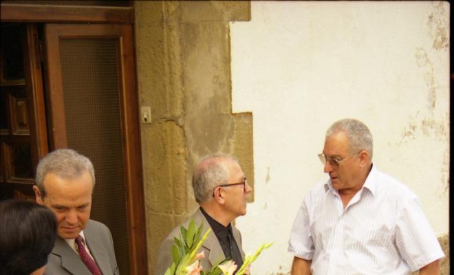 Ofrena floral al pedró de mossèn Cinto per la Festa Verdaguer. Gil Orriols, acalde de Folgueroles, Maria Homs, presidenta d'Amics de Verdaguer, i el rector Ramon Besora