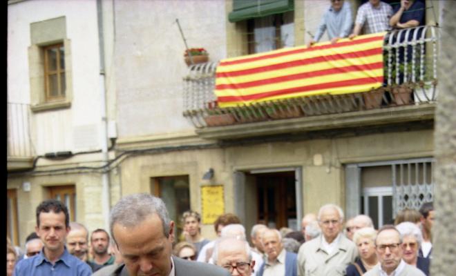 Ofrena floral al pedró de mossèn Cinto per la Festa Verdaguer. Gil Orriols, acalde de Folgueroles, el rector Ramon Besora, Josep Maria Font, regidor de Vic