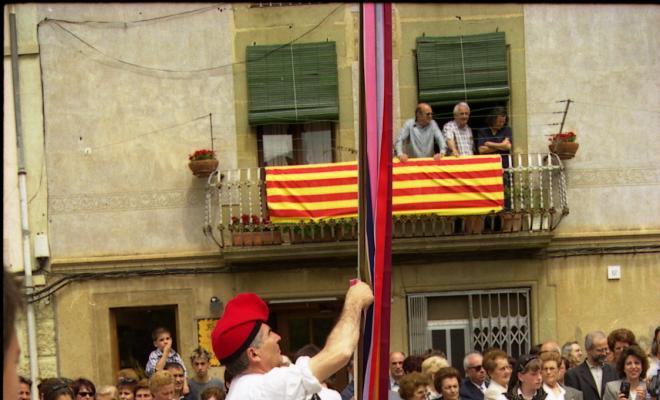 Preparant el ball de cintes dins la Festa Verdaguer