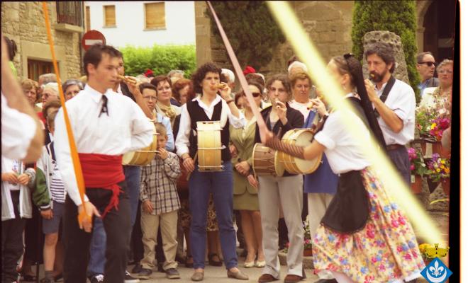 Ball de cintes dins la Festa Verdaguer