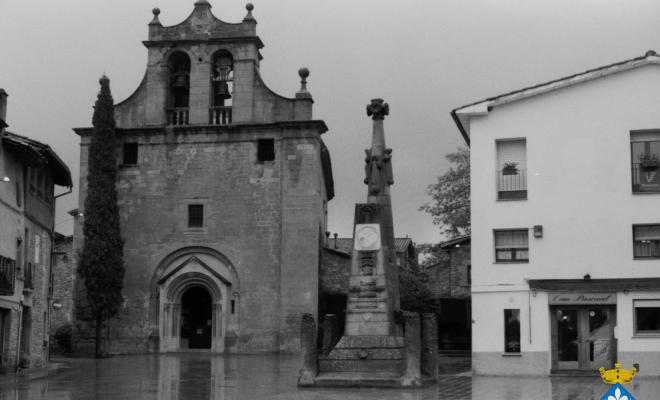 Plaça Verdaguer desprès de la pluja durant els parlaments dins la Festa Verdaguer